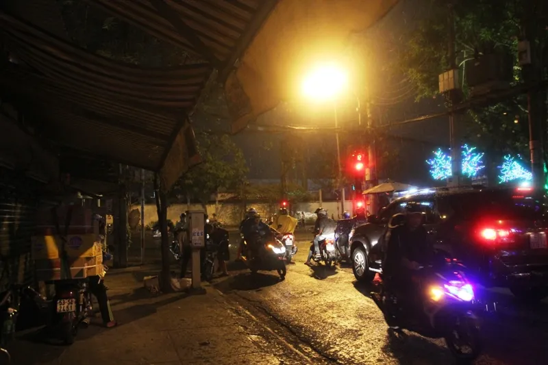 Cơn mưa 'vàng' giải nhiệt cho người dân Sài Gòn ảnh 2